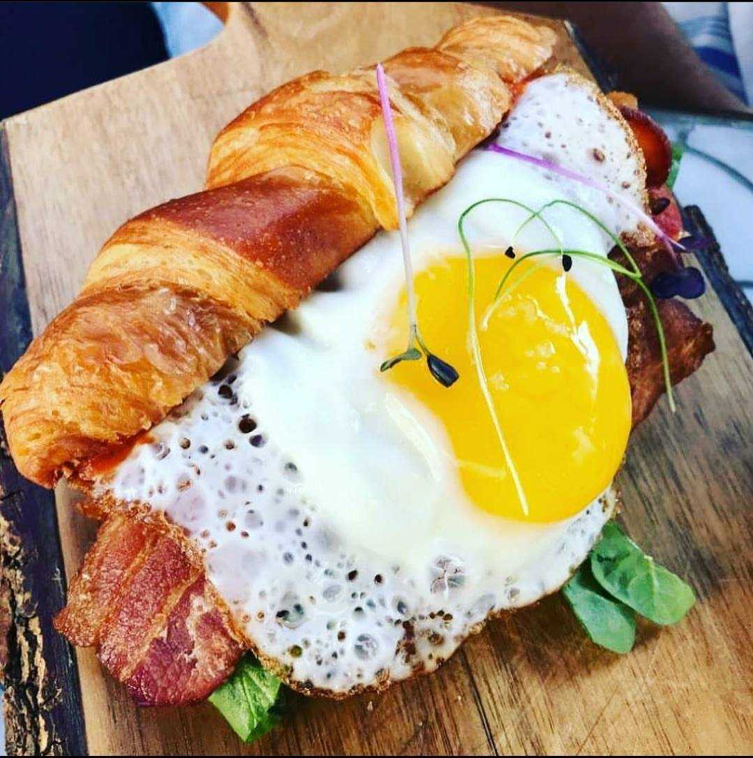 EGG & BACON CROISSANT